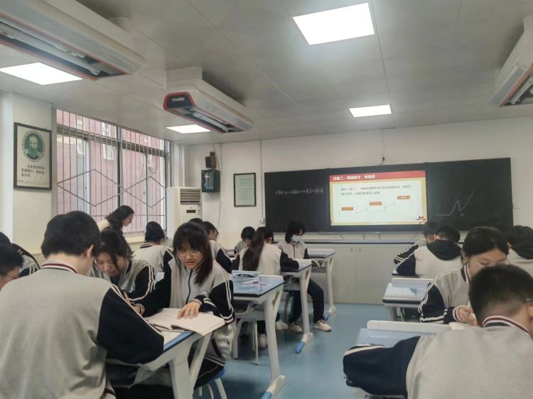 简篇-理念浸润课堂   展示研磨提升——西安市育才中学“名校+”共同体开展大单元教学设计陈述展示赛教活动