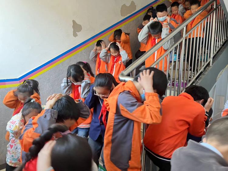 简篇-居安思危鸣警钟 疏散演练保平安——灞桥区老洞小学应急疏散安全演练