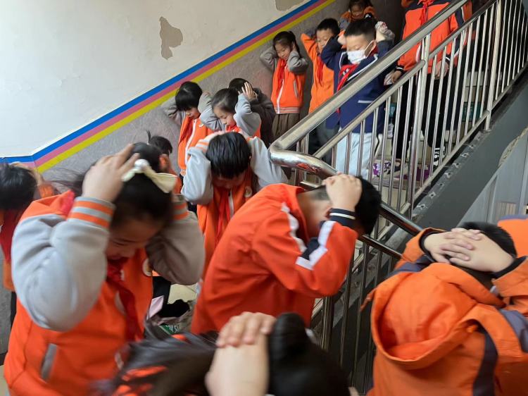 简篇-居安思危鸣警钟 疏散演练保平安——灞桥区老洞小学应急疏散安全演练