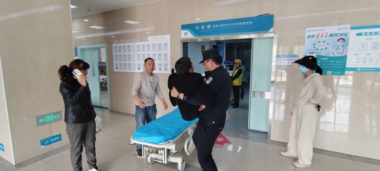 简篇-生死时速，蒋村派出所民警与死神赛跑为病危群众开辟生命通道
