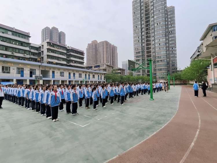简篇-居安思危鸣警钟 防范未“燃”保平安——西安市第一中学分校（42中）开展消防应急疏散演练及应急安全培训活动