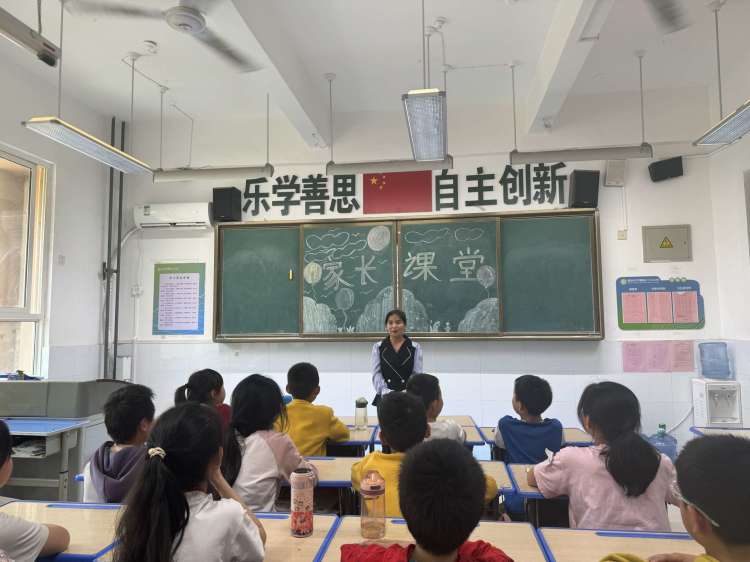 简篇-梦之路·快乐双减—— 家校“童”心  “育”见美好（家长进课堂）