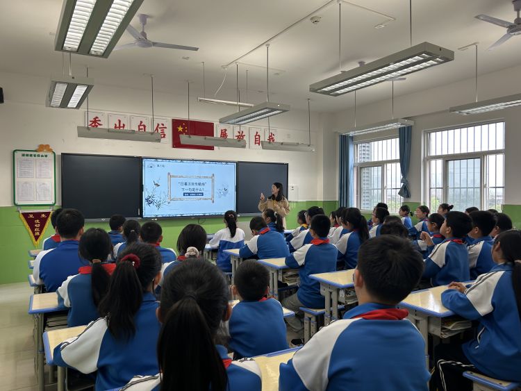 简篇-诗传古韵 词润芳华—灞桥区官厅小学开展诗词大赛活动