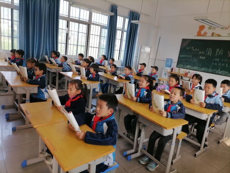 简篇-书香润心灵   阅读伴成长——灞桥区东李小学开展校园读书月系列活动