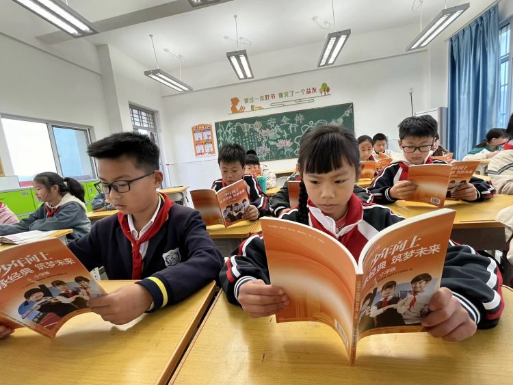 简篇-书香润心灵   阅读伴成长——灞桥区东李小学开展校园读书月系列活动