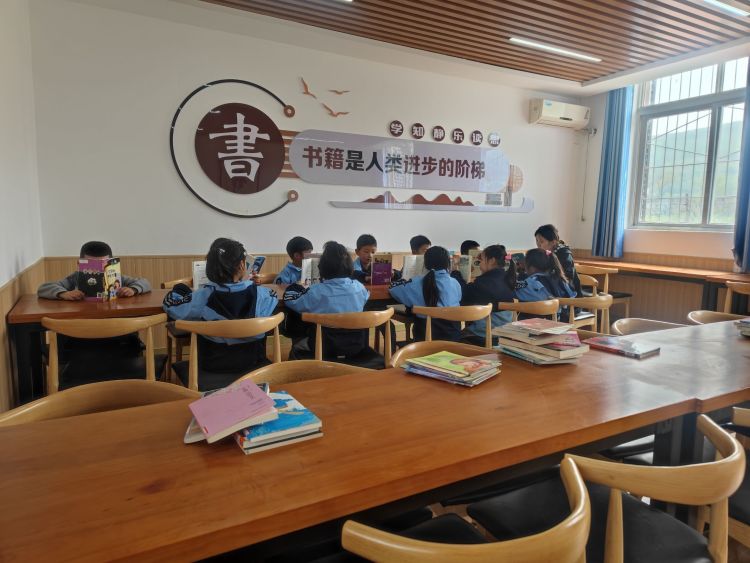 简篇-书香润心灵   阅读伴成长——灞桥区东李小学开展校园读书月系列活动