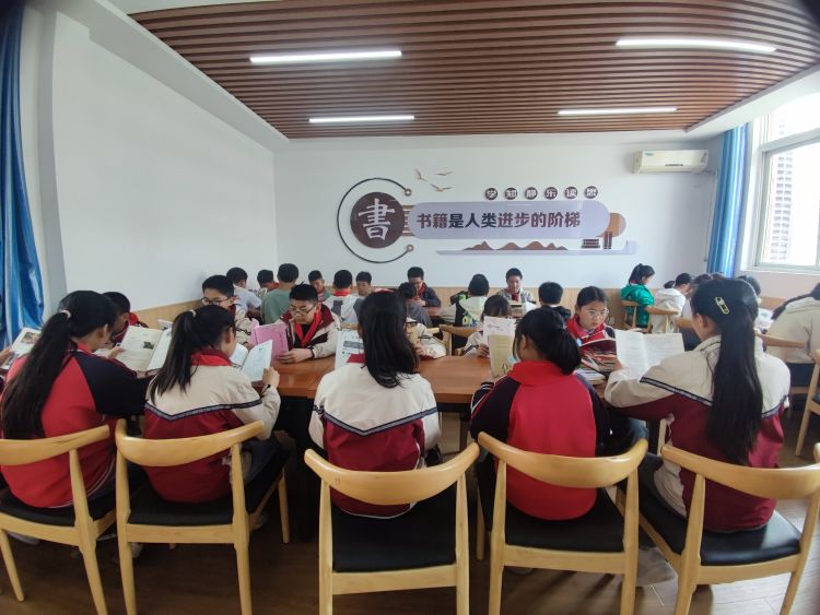 简篇-书香润心灵   阅读伴成长——灞桥区东李小学开展校园读书月系列活动
