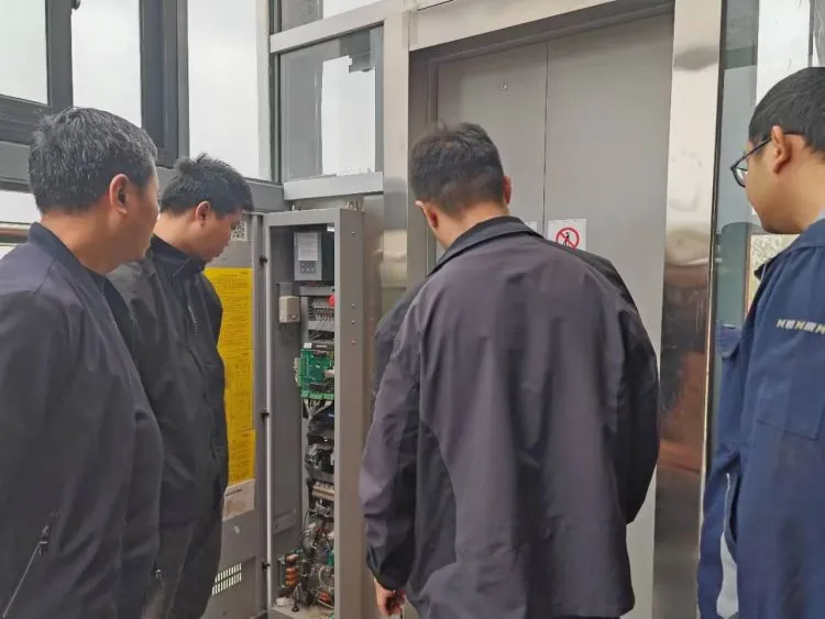 简篇-【灞桥教育·庆小洪庆】提升应急自救能力  筑牢安全生命防线——庆华小学洪庆分校开展电梯模拟困人应急救援演练