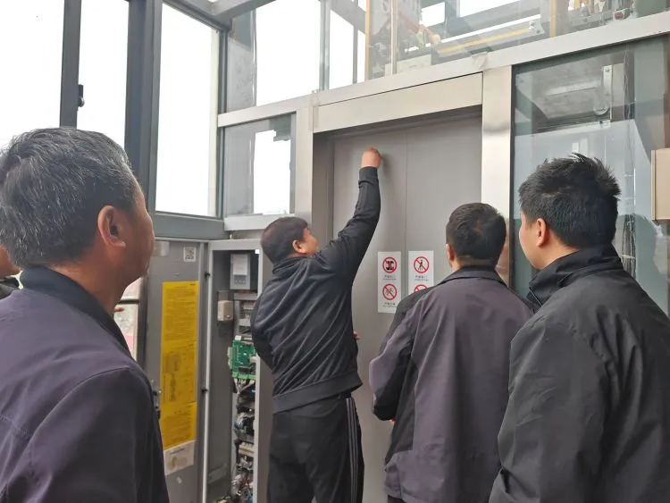 简篇-【灞桥教育·庆小洪庆】提升应急自救能力  筑牢安全生命防线——庆华小学洪庆分校开展电梯模拟困人应急救援演练