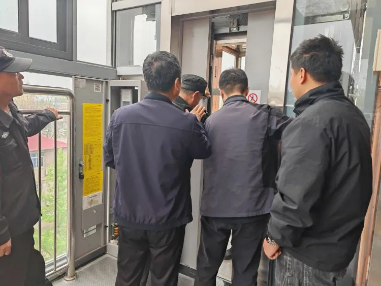 简篇-【灞桥教育·庆小洪庆】提升应急自救能力  筑牢安全生命防线——庆华小学洪庆分校开展电梯模拟困人应急救援演练
