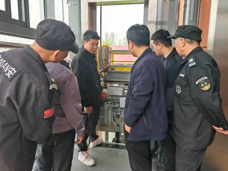 简篇-【灞桥教育·庆小洪庆】提升应急自救能力  筑牢安全生命防线——庆华小学洪庆分校开展电梯模拟困人应急救援演练