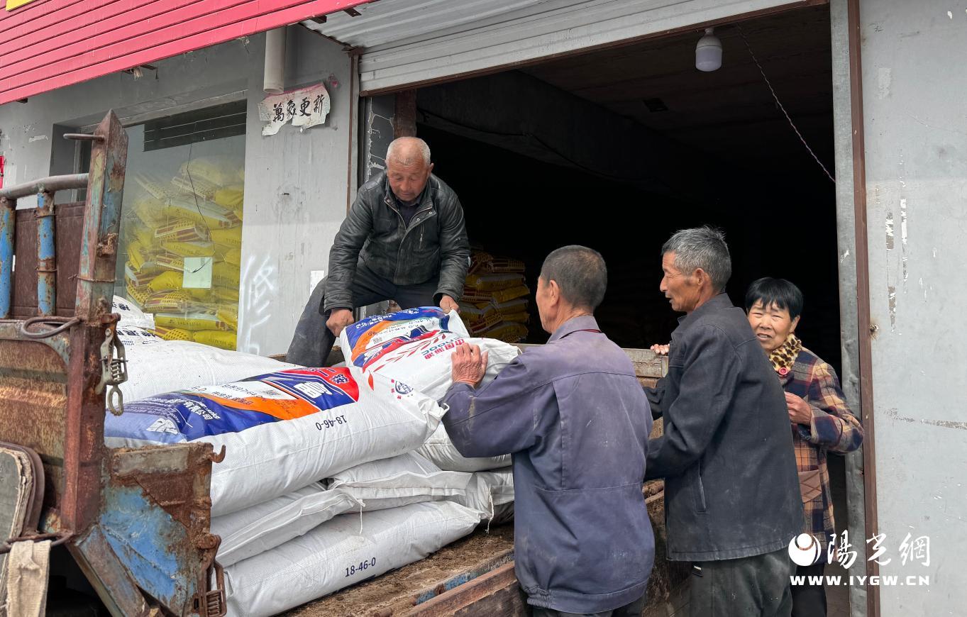 农户正在搬运化肥（王欣摄）