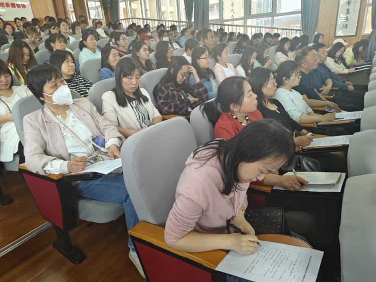 简篇-灞桥区席王街道教育系统举办教师师德师风暨心理健康专题讲座
