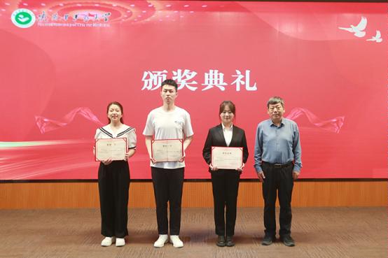 C:/Users/lenovo/Desktop/处理图片/720/演讲比赛/校党委副书记于远望为二等奖获得者颁发荣誉证书.jpg校党委副书记于远望为二等奖获得者颁发荣誉证书