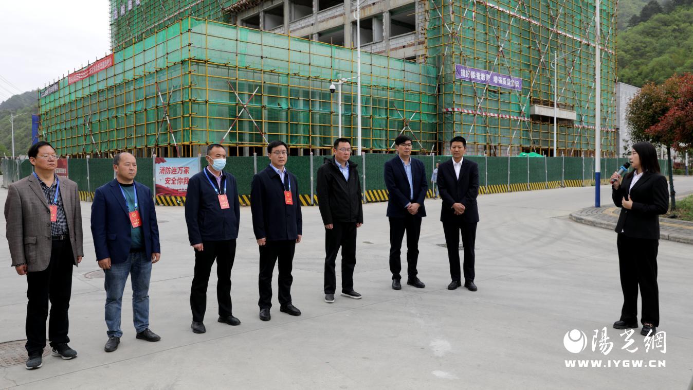 图一：4月16日至17日，陕西省宁陕县人大常委会党组书记、主任刘爱军带领调研组，前往部分国有企业开展国有企业国有资产管理情况专项调研并进行座谈。图为调研组在实地了解国有企业国有资产管理、经营、运行、资产增值及处置等情况。杨宁 摄