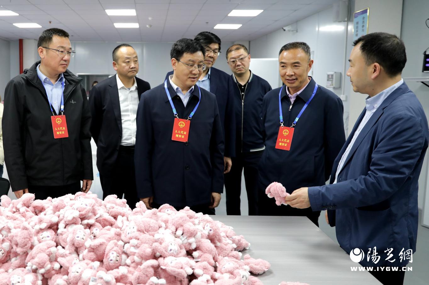 图三：4月16日至17日，陕西省宁陕县人大常委会党组书记、主任刘爱军带领调研组，前往部分国有企业开展国有企业国有资产管理情况专项调研并进行座谈。图为调研组在实地了解国有企业国有资产管理、经营、运行、资产增值及处置等情况。杨宁 摄