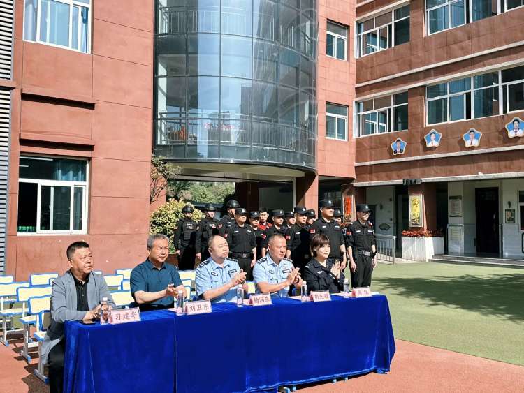 简篇-反恐演练防暴力 警校联动护平安——灞桥区官厅小学反恐防暴演练暨警校共治活动
