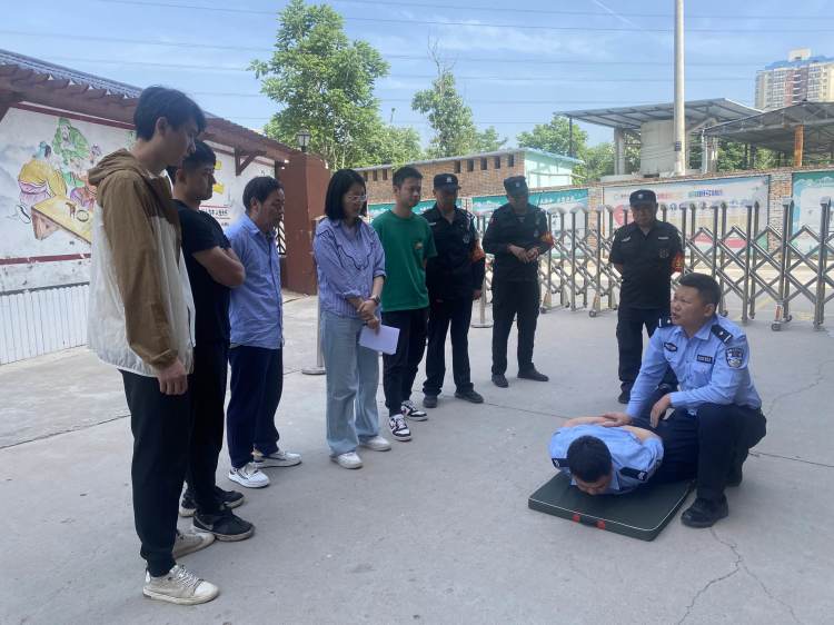 简篇-反恐演练防暴力 警校联动护平安——灞桥区官厅小学反恐防暴演练暨警校共治活动