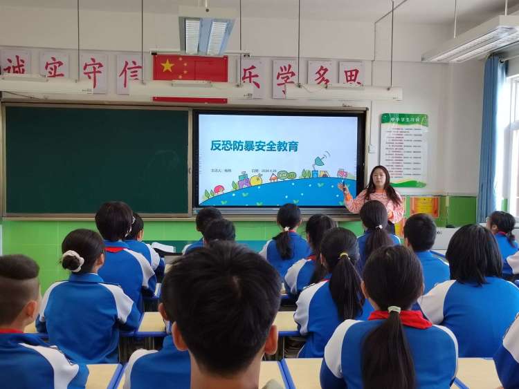 简篇-反恐演练防暴力 警校联动护平安——灞桥区官厅小学反恐防暴演练暨警校共治活动