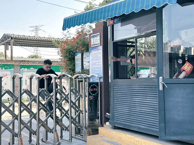 简篇-反恐演练防暴力 警校联动护平安——灞桥区官厅小学反恐防暴演练暨警校共治活动