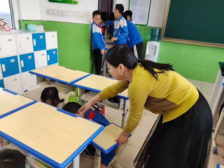 简篇-反恐演练防暴力 警校联动护平安——灞桥区官厅小学反恐防暴演练暨警校共治活动