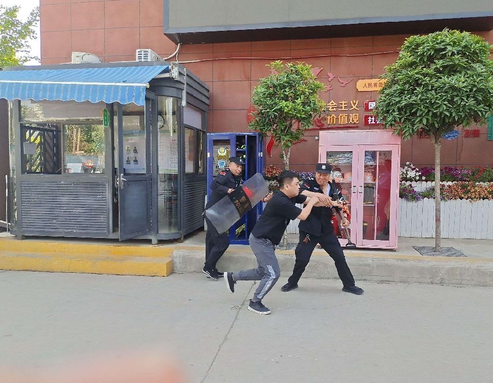 简篇-反恐演练防暴力 警校联动护平安——灞桥区官厅小学反恐防暴演练暨警校共治活动