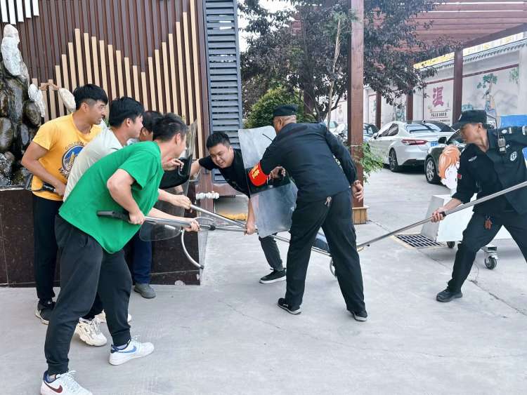 简篇-反恐演练防暴力 警校联动护平安——灞桥区官厅小学反恐防暴演练暨警校共治活动
