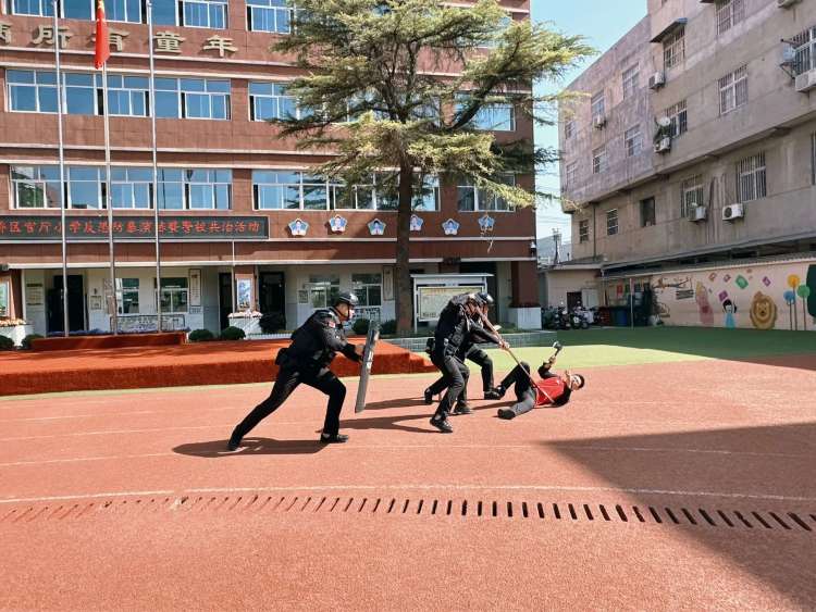 简篇-反恐演练防暴力 警校联动护平安——灞桥区官厅小学反恐防暴演练暨警校共治活动