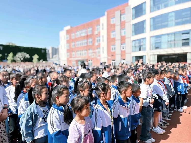 简篇-反恐演练防暴力 警校联动护平安——灞桥区官厅小学反恐防暴演练暨警校共治活动