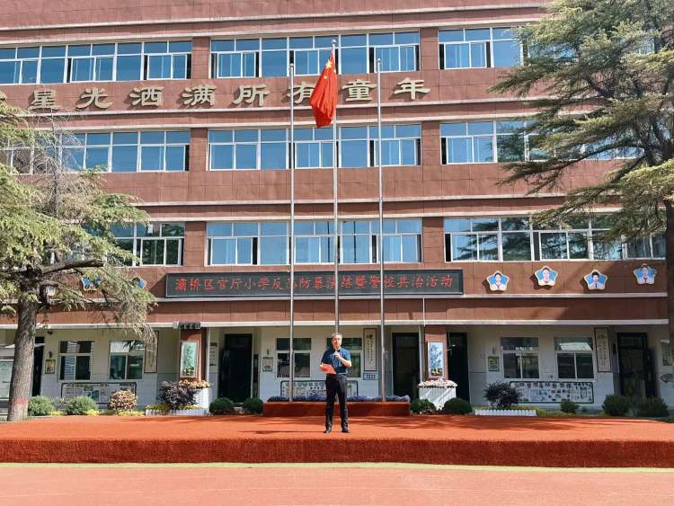 简篇-反恐演练防暴力 警校联动护平安——灞桥区官厅小学反恐防暴演练暨警校共治活动