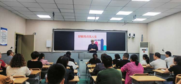 简篇-聆听专家赋新能   家校携手育未来——西安市第一中学分校（42中）家庭教育专题讲座