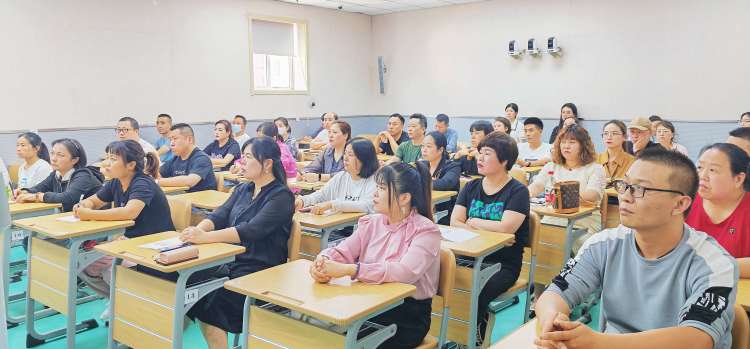简篇-聆听专家赋新能   家校携手育未来——西安市第一中学分校（42中）家庭教育专题讲座