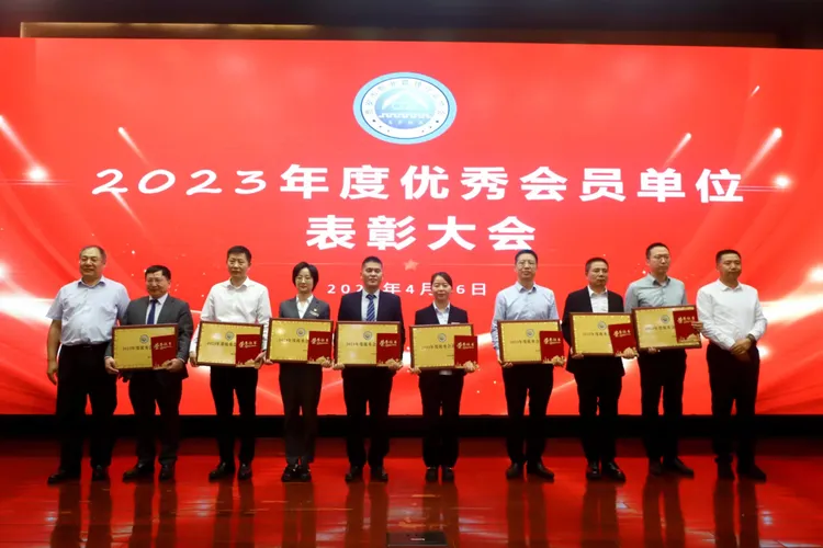 简篇-经发物业荣获西安市物业管理行业协会 “优秀会员单位”