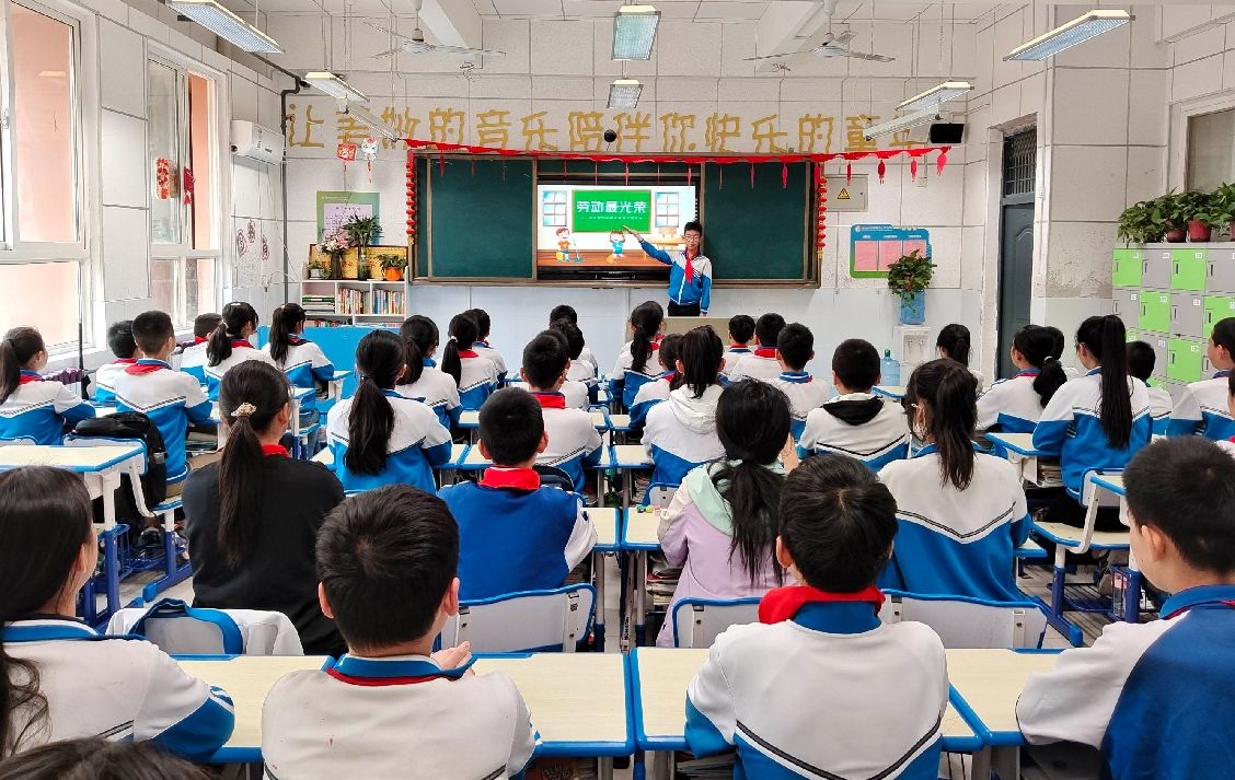 简篇-以“劳”树品德，以“动”促成长——记浐灞第三十三小学劳动节活动
