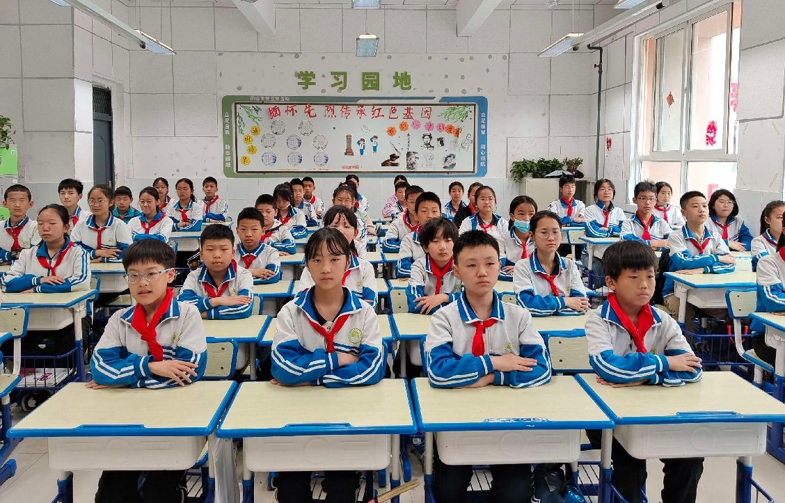 简篇-以“劳”树品德，以“动”促成长——记浐灞第三十三小学劳动节活动