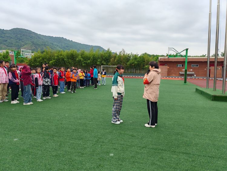 简篇-预防踩踏   珍爱生命 ——灞桥区东李小学开展防踩踏应急演练