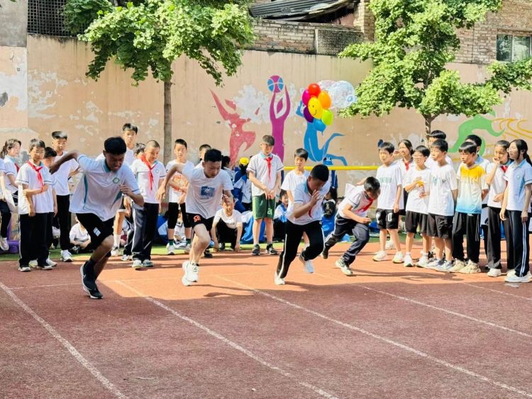 简篇-燃运动激情 展少年风采——灞桥区官厅小学第二届春季田径运动会纪实