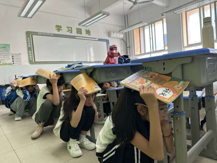 简篇-人人讲安全，个个会应急—浐灞第三十三小学 防震减灾应急疏散演练活动