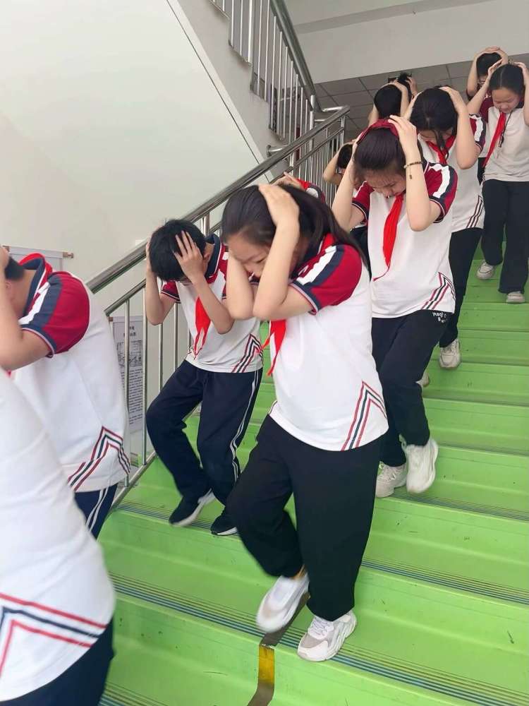 简篇-人人讲安全，个个会应急—浐灞第三十三小学 防震减灾应急疏散演练活动