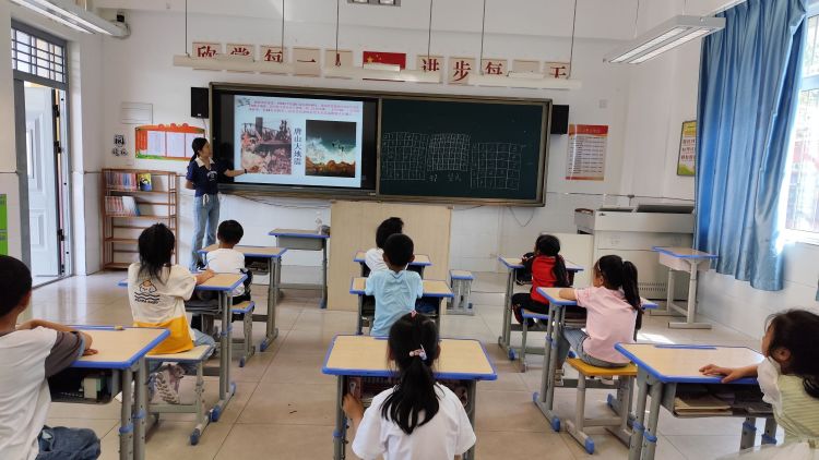 简篇-防震减灾演练   牢固安全防线—灞桥区东李小学开展防震减灾疏散演练活动