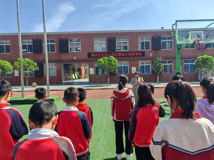 简篇-防震减灾演练   牢固安全防线—灞桥区东李小学开展防震减灾疏散演练活动