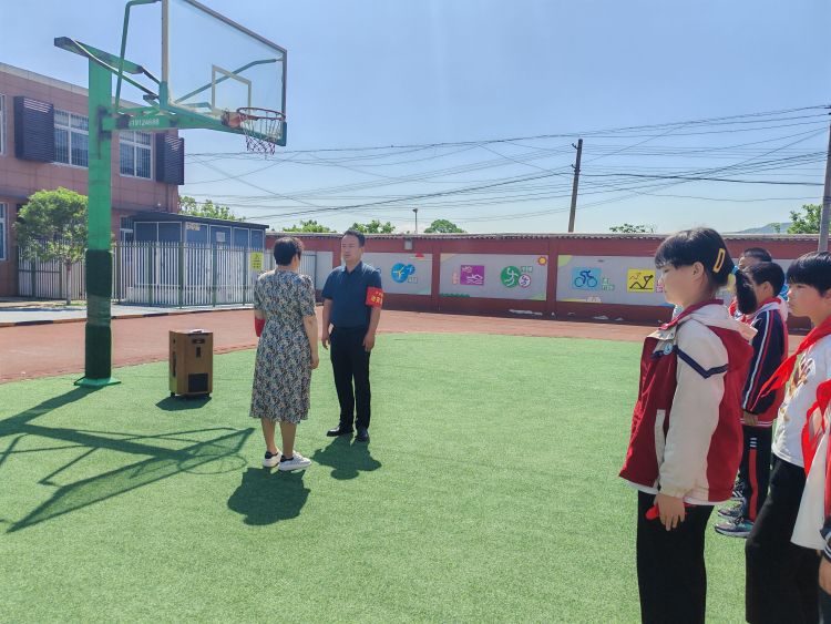 简篇-防震减灾演练   牢固安全防线—灞桥区东李小学开展防震减灾疏散演练活动