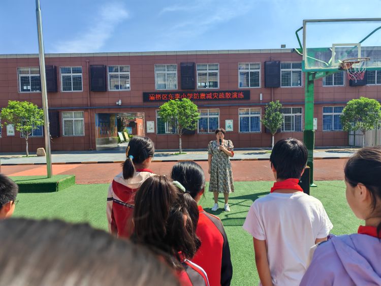 简篇-防震减灾演练   牢固安全防线—灞桥区东李小学开展防震减灾疏散演练活动