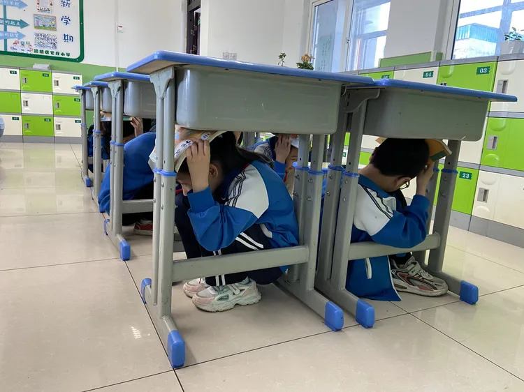 简篇-“练”在平时  临“震”不慌——灞桥区官厅小学防震避险应急演练活动（副本）