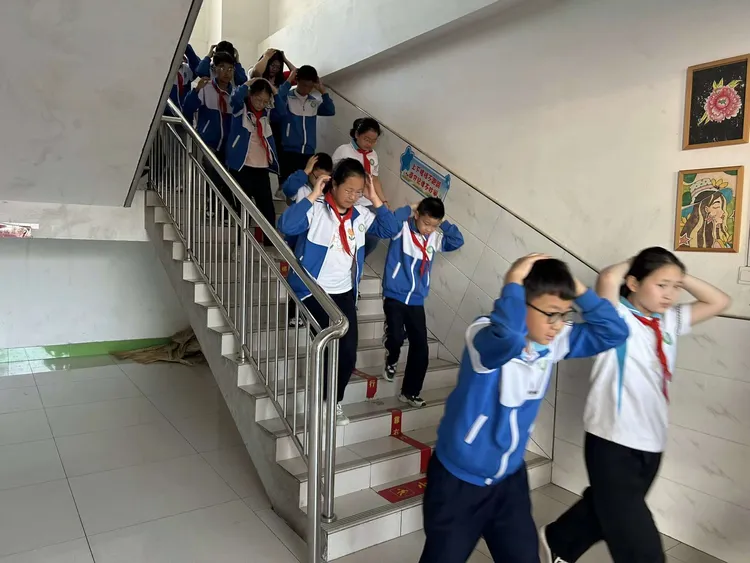 简篇-“练”在平时  临“震”不慌——灞桥区官厅小学防震避险应急演练活动（副本）