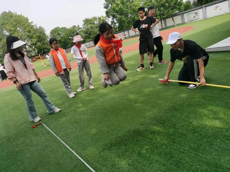 简篇-拼搏是最美的姿态 超越是最佳的状态——灞桥区老洞小学2024年春季田径运动会