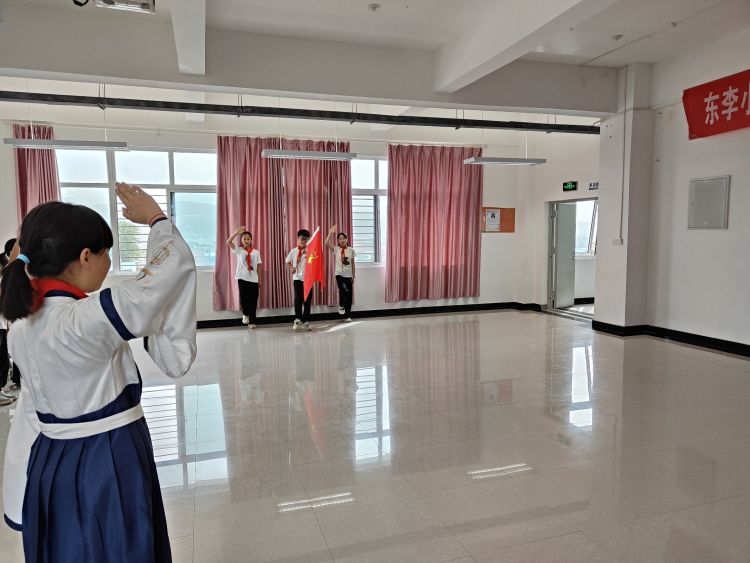 简篇-精彩队课展风采  交流研讨促成长 ——灞桥区东李小学开展少先队活动课展示活动