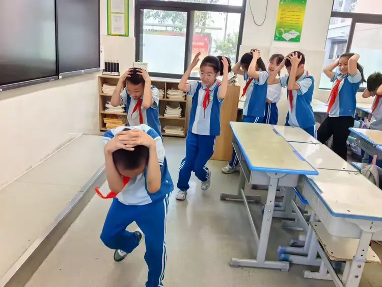 简篇-人人讲安全 个个会应急——2024年灞桥区席王中心小学防震避险应急演练活动
