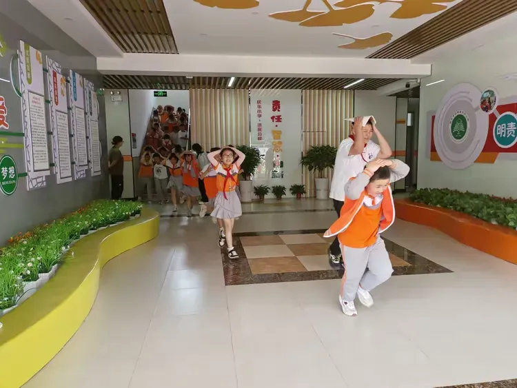 简篇-【灞桥教育·庆小洪庆】以“练”筑防 临“震”不慌——庆华小学洪庆分校2024年防震防灾疏散演练侧记