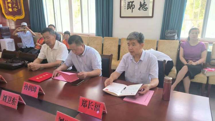 简篇-温情“六一 ”  与爱同行---灞桥区老洞小学举行“爱心圆梦 保亿助学”捐赠仪式